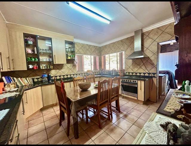 5 BEDROOM HOUSE FOR SALE IN FLORA GARDENS